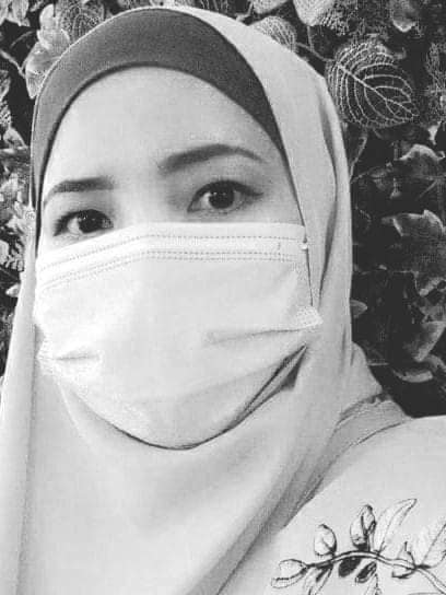Siti Mohd Amin wears face mask. 