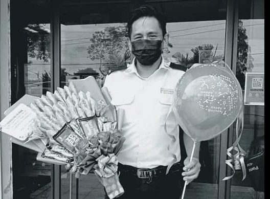 Omarzidi Ramlee poses with a balloon and chocolate bouquet.